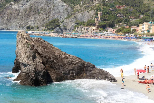 Rock at Cinque Terre village Monterosso al Mare and Mediterranean Sea, Italy — Stock Photo, Image