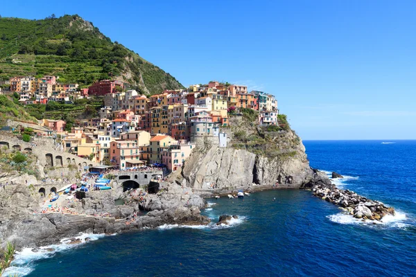 Cinque Terre desa Manarola dengan rumah-rumah berwarna-warni dan Laut Mediterania, Italia — Stok Foto