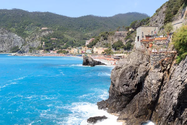 Skaliste wybrzeże Cinque Terre miejscowości Monterosso al Mare i Morze Śródziemne, Włochy — Zdjęcie stockowe
