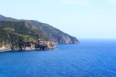 Kayalık sahil ve Cinque Terre Köyü Manarola ve Akdeniz, İtalya