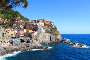 Cinque Terre Köyü Manarola renkli evleri ve Akdeniz, İtalya