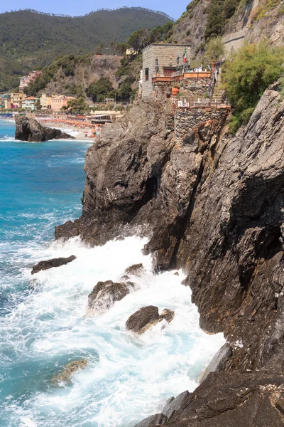 Kayalık sahil Cinque Terre Köyü Monterosso al Mare ve Akdeniz, İtalya