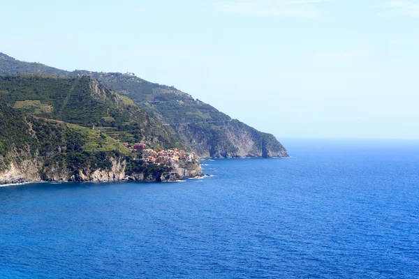 Costa rochosa e aldeia de Cinque Terre Manarola e Mar Mediterrâneo, Itália — Fotografia de Stock