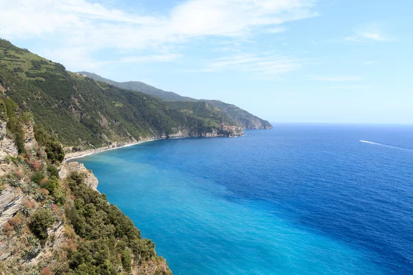 Skaliste wybrzeże i Cinque Terre miejscowości Manarola i Morze Śródziemne, Włochy — Zdjęcie stockowe