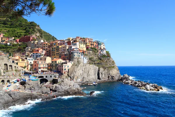 Cinque Terre χωριού Manarola με πολύχρωμα σπίτια και στη Μεσόγειο θάλασσα, Ιταλία — Φωτογραφία Αρχείου