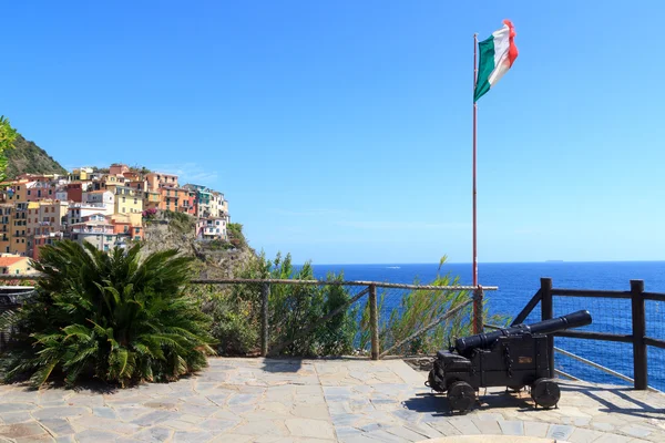 Stara armata, włoskiej flagi i Cinque Terre miejscowości Manarola z kolorowych domów i Morze Śródziemne, Włochy — Zdjęcie stockowe