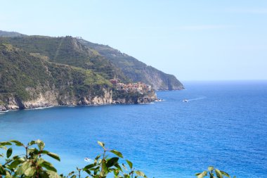 Kayalık sahil ve Cinque Terre Köyü Manarola ve Akdeniz, İtalya