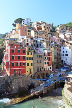 Bağlantı noktası Cinque Terre köy Riomaggiore ile renkli evleri, İtalya
