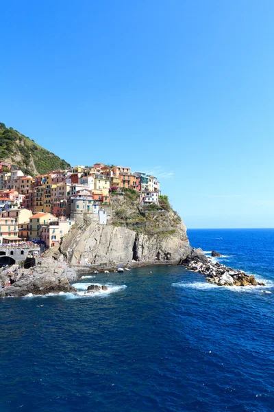 Cinque Terre desa Manarola dengan rumah-rumah berwarna-warni dan Laut Mediterania, Italia — Stok Foto