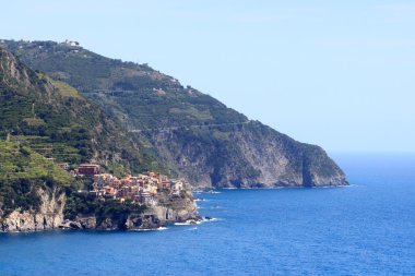 Kayalık sahil ve Cinque Terre Köyü Manarola ve Akdeniz, İtalya