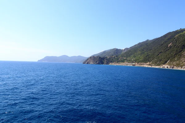 Rocky coast and Cinque Terre village Corniglia and Mediterranean Sea, Italy — Stock Photo, Image