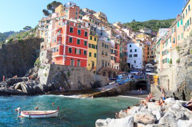 Bağlantı noktası Cinque Terre köy Riomaggiore ile renkli evleri, İtalya