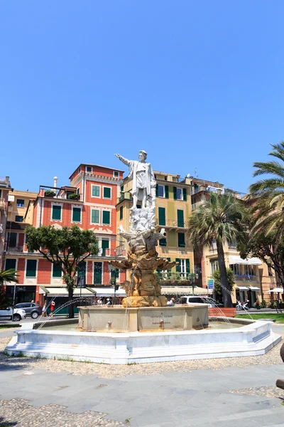 Estatua de Cristóbal Colón en la Piazza della Liberta, Santa Margherita Ligure, Italia —  Fotos de Stock