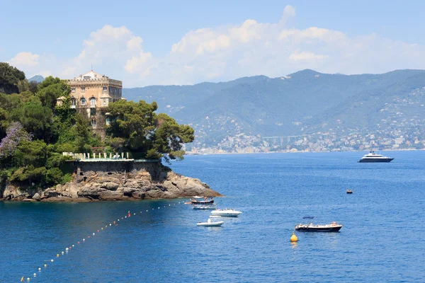 Wybrzeżu Ligurii i Morze Śródziemne z łodzi w pobliżu Portofino, Włochy — Zdjęcie stockowe