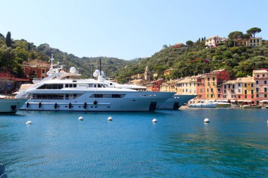 Portofino bağlantı noktası ile renkli evleri, yatlar ve Akdeniz, İtalya