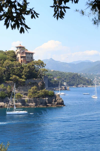 Costa de Liguria y mar Mediterráneo con barcos cerca de Portofino, Italia — Foto de Stock