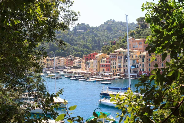 Porto Portofino com casas coloridas, barcos e Mar Mediterrâneo, Itália — Fotografia de Stock