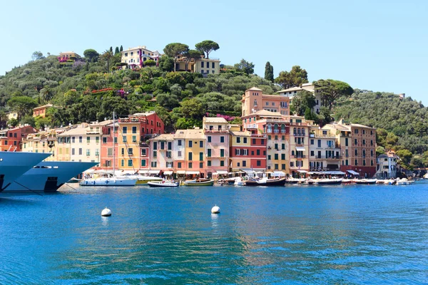 Porto Portofino com casas coloridas, barcos e Mar Mediterrâneo, Itália — Fotografia de Stock