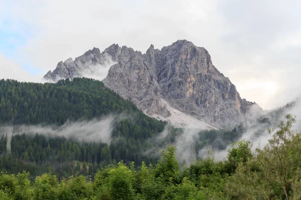 Dolomitas montanha Gsellknoten com nuvens no Tirol do Sul, Itália — Fotografia de Stock