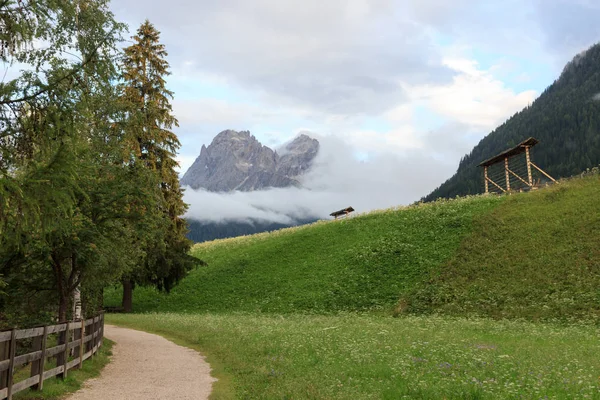 Dolomiterna bergen Sextner Rotwand med moln och vandringsled i södra Tyrolen, Italien — Stockfoto