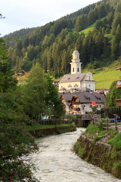 教堂和河流在村庄 Sexten 在南蒂罗尔, 意大利 — 图库照片