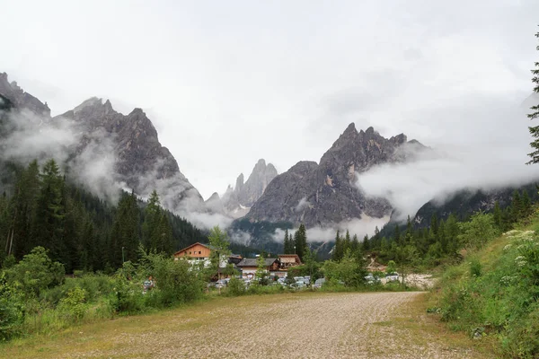 Parkplatz fischleinboden und sexten dolomiten berge in südtirol, italien — Stockfoto