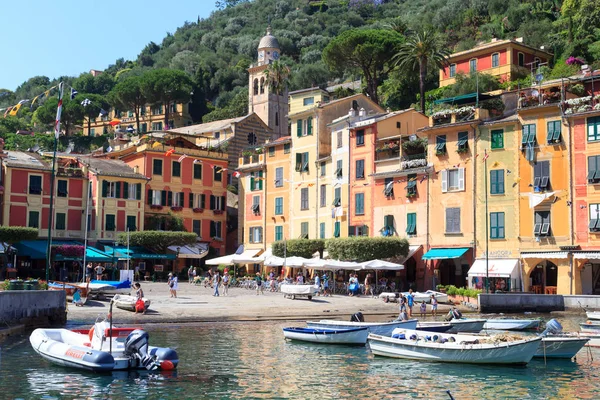 Pelabuhan Portofino dengan rumah-rumah berwarna-warni, perahu dan Laut Mediterania, Italia — Stok Foto