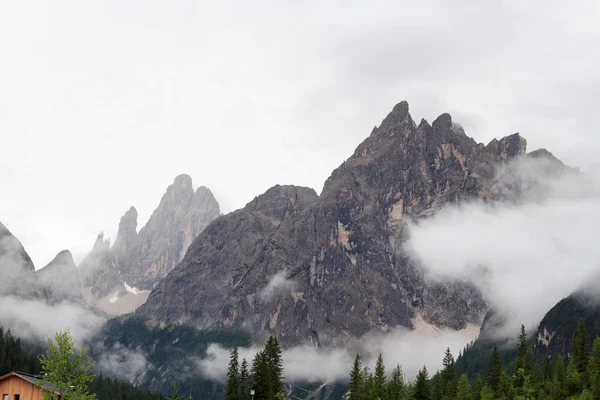 Montañas Einserkofel y Zwolferkofel y nubes en Tirol del Sur, Italia — Foto de Stock