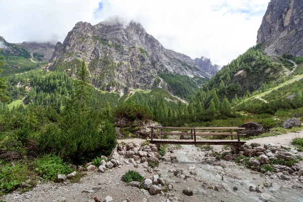 Мост в долине Fischleintal Sexten Dolomites в Южном Тироле, Италия — стоковое фото