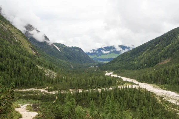 Fischleintal doliny i góry w Sexten Dolomites, regionie Południowy Tyrol, Włochy — Zdjęcie stockowe