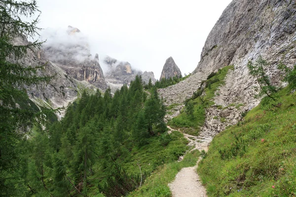 Sexten Dolomites montaña Hohe Leist y sendero en Tirol del Sur, Italia — Foto de Stock