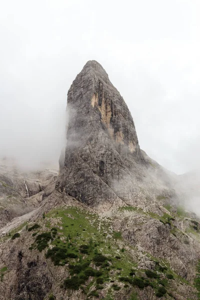 Sexten Dolomitas montaña Hohe Leist en las nubes en el Tirol del Sur, Italia — Foto de Stock