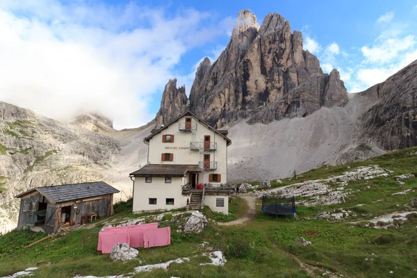 Cabane alpine Zsigmondyhutte et montagne Zwolferkofel à Sexten Dolomites, Tyrol du Sud, Italie — Photo