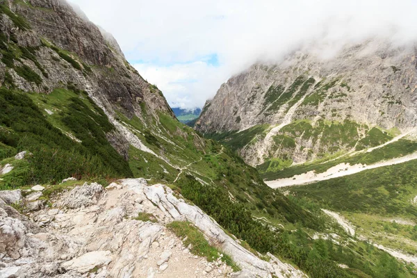 หุบเขา Fischleintal และภูเขาใน Sexten Dolomites, South Tyrol, อิตาลี — ภาพถ่ายสต็อก