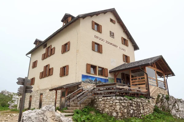 Alpine Hut Zsigmondyhutte in Sexten Dolomites, Tirol do Sul, Itália — Fotografia de Stock