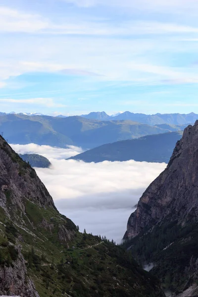 Valle Fischleintal, nubes y montañas en Sexten Dolomites, Tirol del Sur, Italia — Foto de Stock
