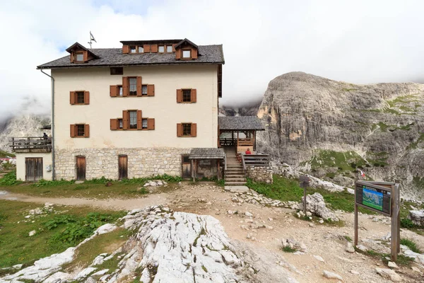 Alpine Hut Zsigmondyhutte in Sexten Dolomites, Tirol do Sul, Itália — Fotografia de Stock