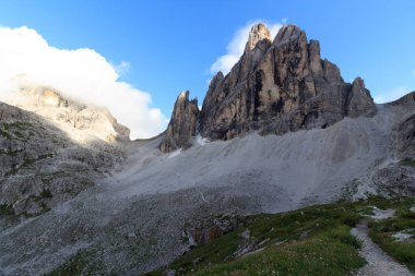 Sexten Dolomites dağ Zwolferkofel ve patika South Tyrol, İtalya