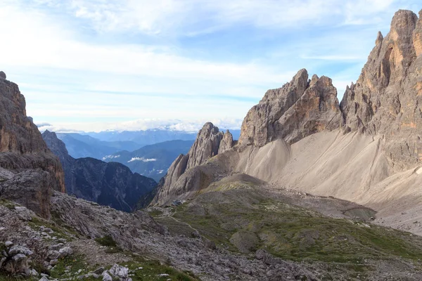 Sexten Dolomites Panorama de montaña y cabaña alpina Rifugio Carducci en Tirol del Sur, Italia — Foto de Stock