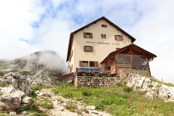 Cabaña Alpina Zsigmondyhutte en Sexten Dolomites, Tirol del Sur, Italia — Foto de Stock