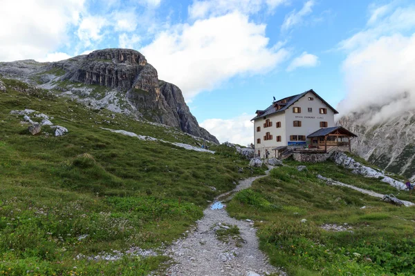 Cabaña Alpina Zsigmondyhutte en Sexten Dolomites, Tirol del Sur, Italia — Foto de Stock