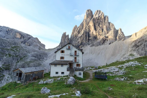 Cabane alpine Zsigmondyhutte et montagne Zwolferkofel à Sexten Dolomites, Tyrol du Sud, Italie — Photo