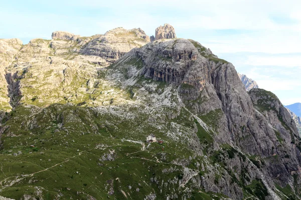 Panorama de montaña y cabaña alpina Zsigmondyhutte en Sexten Dolomites, Tirol del Sur, Italia — Foto de Stock