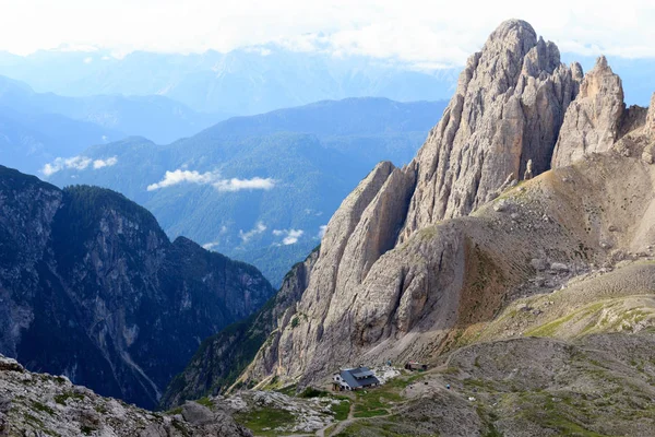 Sexten Dolomites Panorama de montaña y cabaña alpina Rifugio Carducci en Tirol del Sur, Italia — Foto de Stock