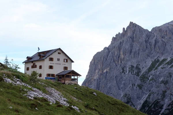 Panorama de montagne et cabane alpine Zsigmondyhutte à Sexten Dolomites, Tyrol du Sud, Italie — Photo