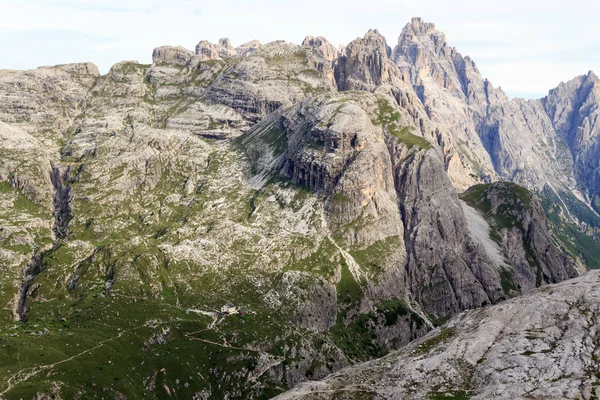 Montaña Einserkofel y cabaña alpina Zsigmondyhutte en Tirol del Sur, Italia — Foto de Stock