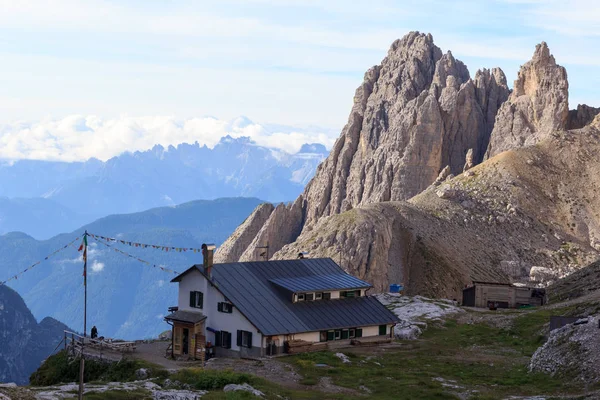 Cabane alpine Rifugio Carducci et montagnes des Dolomites Sexten au Tyrol du Sud, Italie — Photo