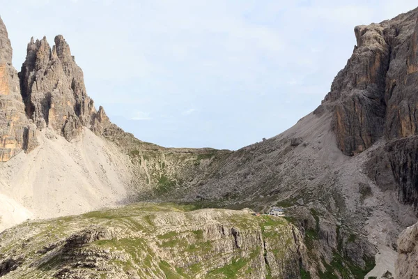 Sexten Dolomites Panorama de montaña y cabaña alpina Rifugio Carducci en Tirol del Sur, Italia — Foto de Stock