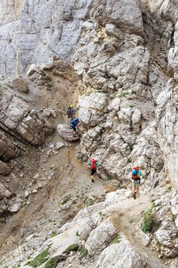 Via Ferrata Severino Kasara'da Sexten Dolomites mountains, South Tyrol, İtalya için tırmanma insanlar