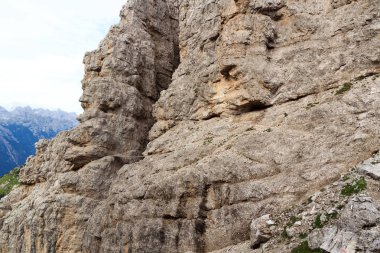 Köprüde Via Ferrata Severino Kasara'da ve Sexten Dolomites dağ panorama South Tyrol, İtalya  